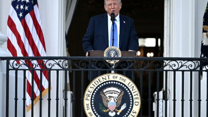 Image à la une de Trump récidive et ferme le territoire américain aux ressortissants de 12 pays