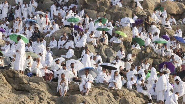 Image à la une de Les fidèles musulmans prient sur le mont Arafat, étape phare du hajj