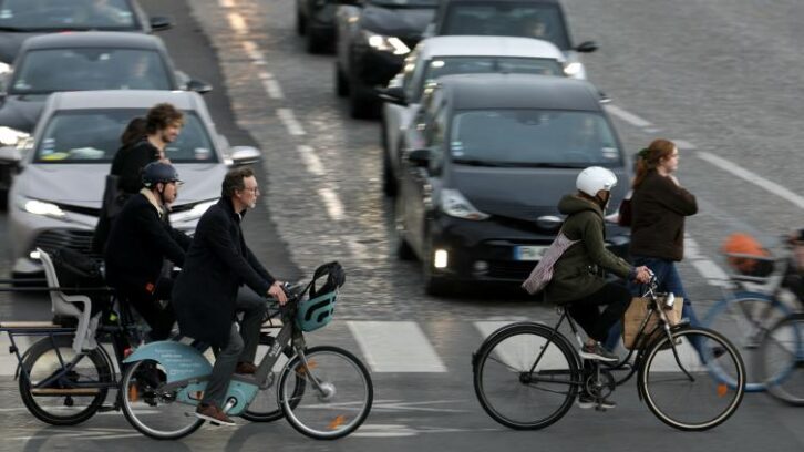 Image à la une de A Paris, la relation cyclistes-piétons en quête d’équilibre