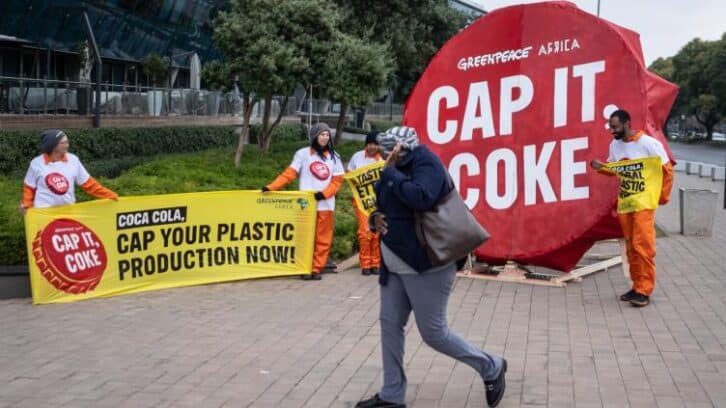 Image à la une de Greenpeace épingle Coca-Cola pour ses milliards de bouteilles plastique