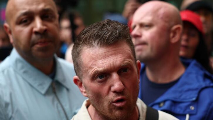 Image à la une de Royaume-Uni : le militant d’extrême droite Tommy Robinson nie avoir harcelé des journalistes