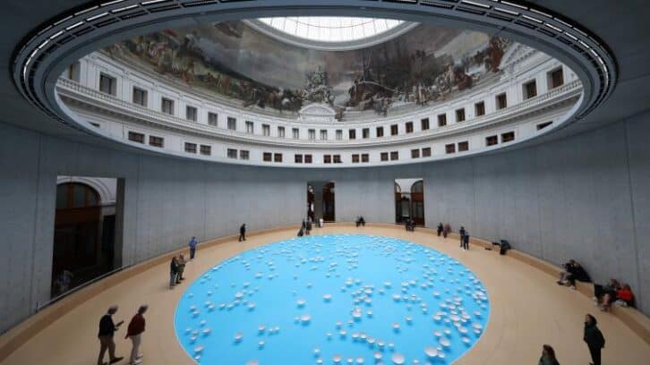 Image à la une de Une installation aquatique et musicale monumentale au coeur de la Bourse de Commerce à Paris