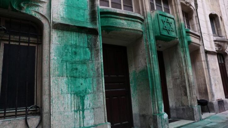 Image à la une de Lieux juifs aspergés de peinture: les suspects serbes écroués, possible influence russe