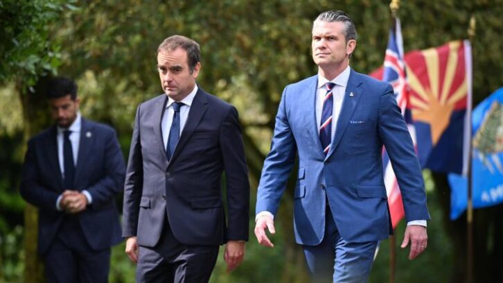 Image à la une de Lecornu et son homologue américain Hegseth célèbrent les 81 ans du débarquement à Omaha Beach
