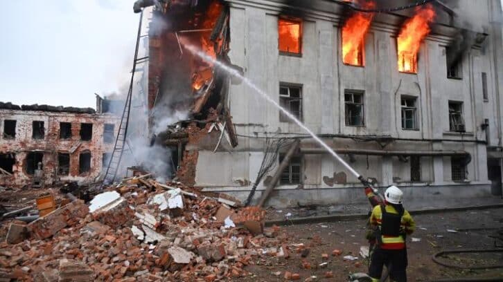 Image à la une de De nouvelles frappes russes font cinq morts en Ukraine