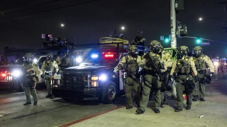 Image à la une de Trump déploie des militaires en Californie face aux manifestations contre sa politique migratoire