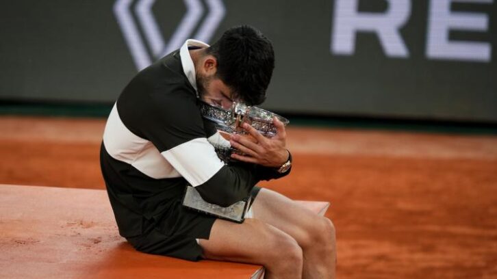 Image à la une de Roland-Garros: Alcaraz reste le roi au bout d’un duel épique avec Sinner