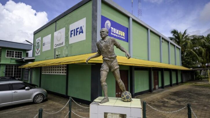 Image à la une de Suriname: avec sa diaspora aux Pays-Bas, le rêve fou de Coupe du monde
