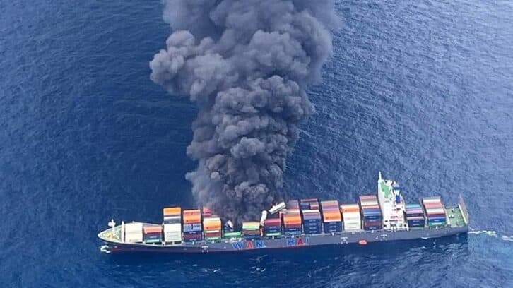 Image à la une de Un porte-conteneurs singapourien prend feu au large de l’Inde, des disparus