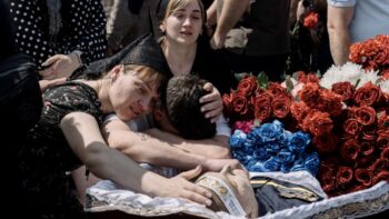 Image à la une de Ukraine: un mort dans des attaques aériennes “massives” sur Kiev et Odessa, une maternité touchée