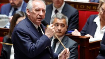 Image à la une de Surveillante poignardée: Bayrou veut une “expérimentation” de portiques de détection d’armes