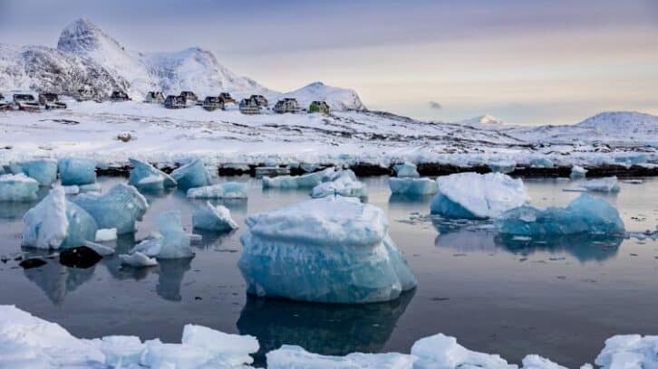 Image à la une de Au Groenland, la glace a fondu 17 fois plus vite que la moyenne en mai, selon le réseau WWA
