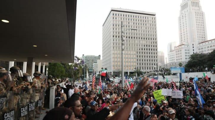 Image à la une de Calme précaire à Los Angeles après une première nuit de couvre-feu