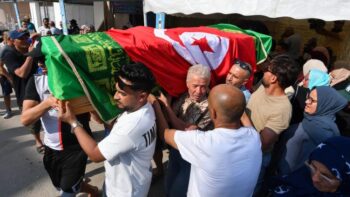 Image à la une de En Tunisie, émotion aux funérailles de Hichem Miraoui victime d’un assassinat raciste