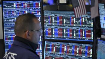 Image à la une de Wall Street ouvre en baisse, après de nouvelles menaces de Trump sur les droits de douane