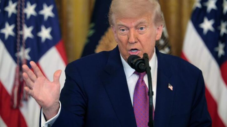 Image à la une de Trump assure qu’il va mettre fin à la politique en faveur des voitures électriques en Californie