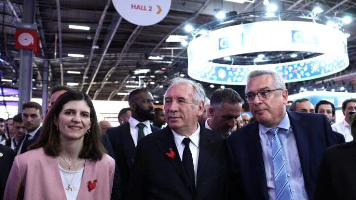 Image à la une de Bayrou exhorte “les grands” groupes de la tech à aider “les petits”