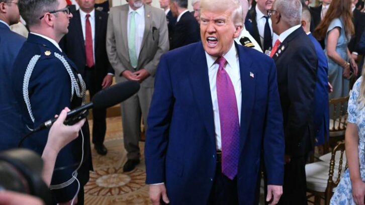 Image à la une de Trump ouvre un nouveau front avec la Californie, au nom des voitures thermiques