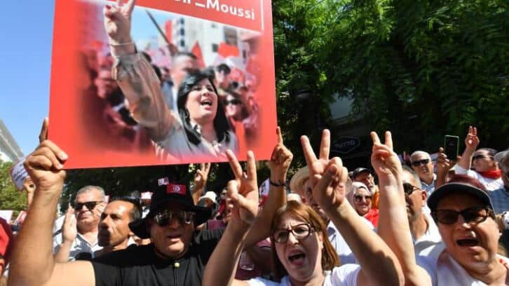 Image à la une de Tunisie: deux ans de prison pour l’opposante Abir Moussi en vertu d’un décret présidentiel