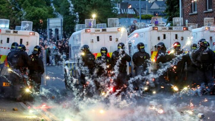 Image à la une de Violences en Irlande du Nord: des habitants étrangers contraints de se cacher, raconte la police