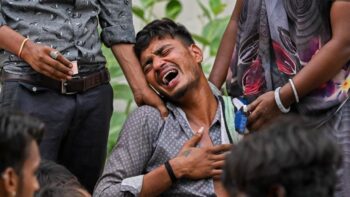 Image à la une de Les secours passent le site du crash du Boeing d’Air India au peigne fin