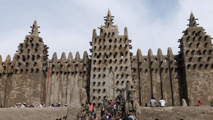 Image à la une de Des milliers de Maliens recrépissent l’iconique mosquée de Djenné