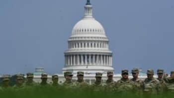 Image à la une de Trump militarise-t-il son image présidentielle avec cette parade d’anniversaire ?