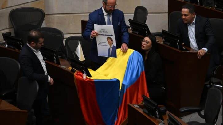 Image à la une de Colombie: une femme arrêtée en lien avec la tentative d’homicide du candidat Uribe