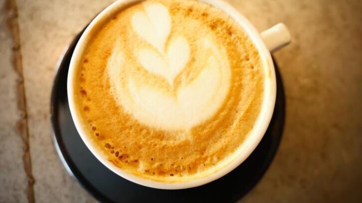 Image à la une de Matcha latte contre café crème: le boom des “coffee shops” en France