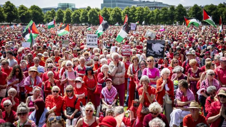 Image à la une de Pays-Bas : une marée rouge à La Haye pour demander au gouvernement de lutter contre le “génocide” à Gaza