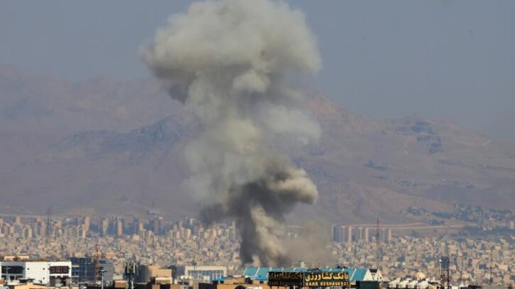 Image à la une de Israël visé par des missiles iraniens après une quatrième nuit de frappes sur l’Iran