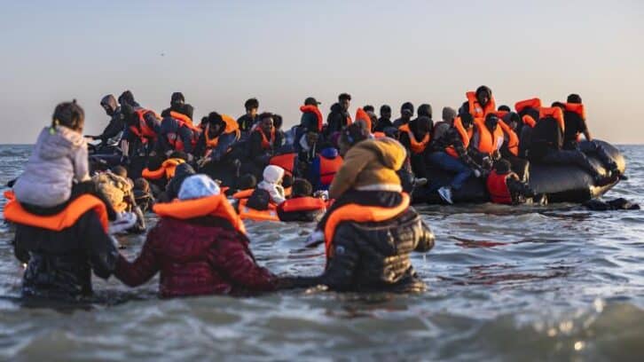 Image à la une de Traversées de la Manche: sur la plage, la foule des élus et des déçus