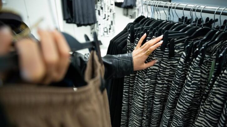 Image à la une de Toujours plus de vêtements neufs achetés en France en 2024