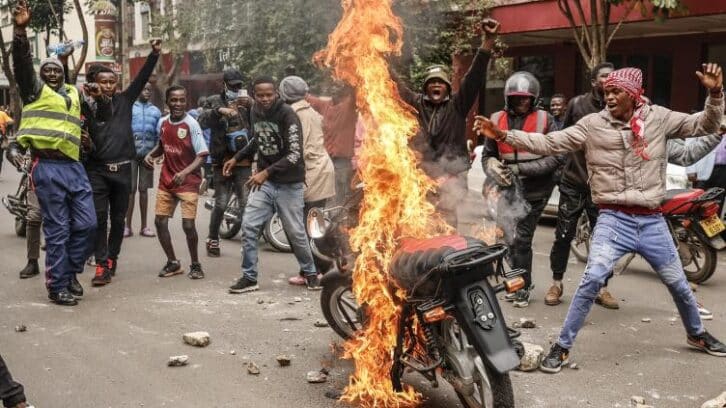 Image à la une de Au Kenya, des “voyous” à moto attaquent des manifestants contre les violences policières