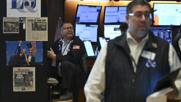 Image à la une de Wall Street recule, entre conflit Iran-Israël et données économiques