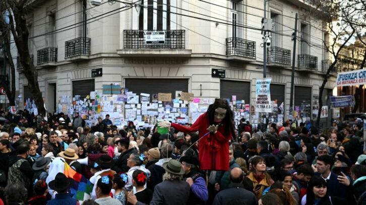 Image à la une de Argentine: l’ex-présidente Kirchner désormais détenue chez elle