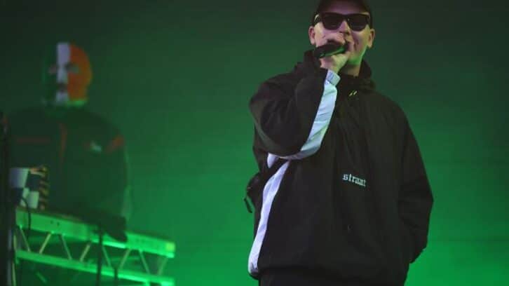 Image à la une de Un rappeur du groupe nord-irlandais Kneecap au tribunal, accusé de soutien au Hezbollah