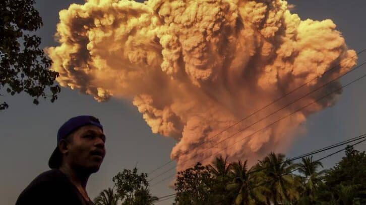 Image à la une de Bali: une vingtaine de vols annulés après l’éruption du volcan Lewotobi Laki-Laki