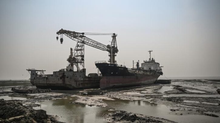 Image à la une de Recyclage des navires: des règles, des morts et des déchets