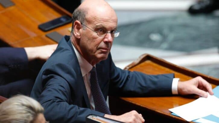 Image à la une de Le Canard Enchaîné épingle Eric Lombard sur sa déclaration de patrimoine
