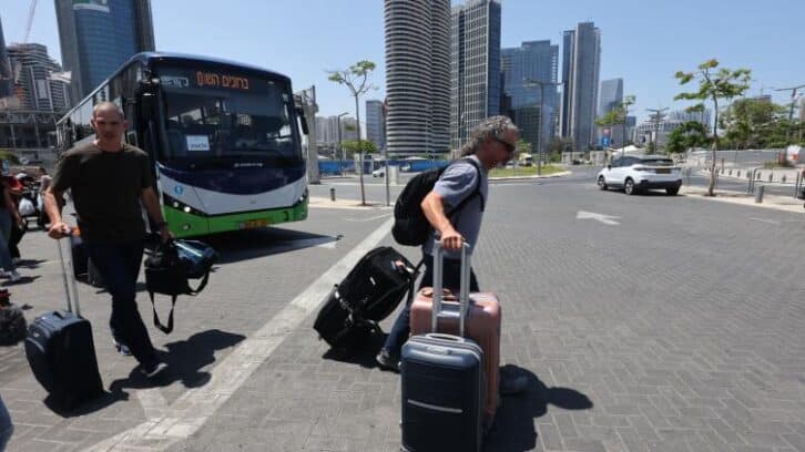 Image à la une de Des Israéliens rapatriés de l’étranger rentrent chez eux à Tel-Aviv