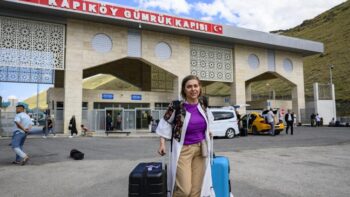 Image à la une de De Téhéran à Toronto par la Turquie : une Iranienne fuit la guerre