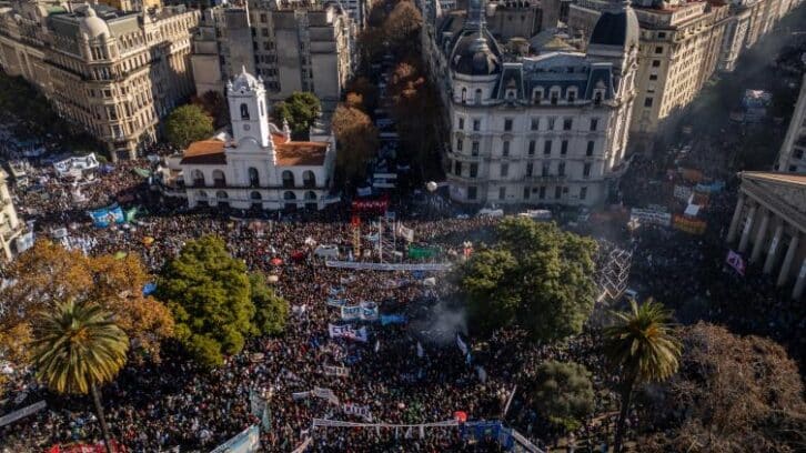 Image à la une de A Buenos Aires, massive mobilisation autour de Kirchner, désormais détenue chez elle