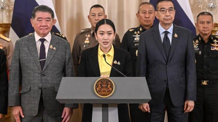 Image à la une de Thaïlande: sur un siège éjectable, la Première ministre présente ses excuses