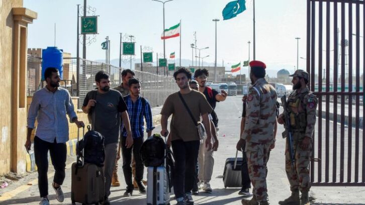 Image à la une de De retour d’Iran, des Pakistanais racontent leurs “nuits d’horreur” sous les tirs israéliens