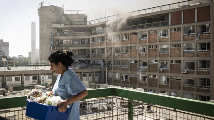 Image à la une de Dans l’hôpital israélien touché par un missile, patients et soignants sous le choc