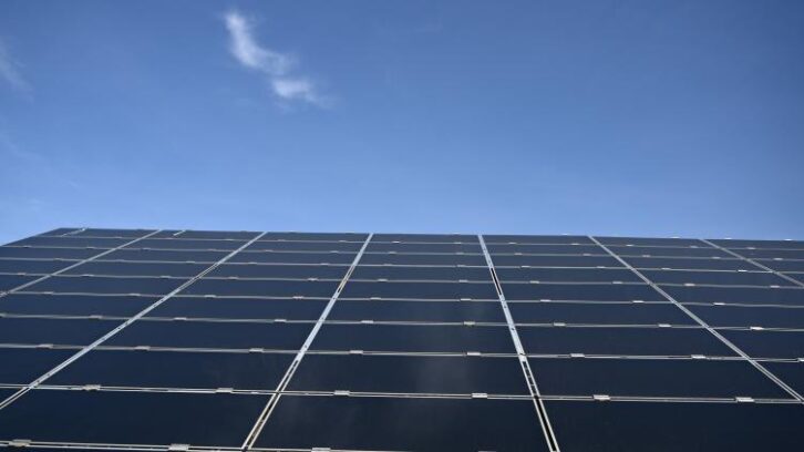 Image à la une de A l’Assemblée, un moratoire sur les éoliennes et panneaux solaires sème la zizanie