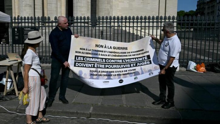 Image à la une de Rassemblement à Paris pour dire “non à Khamenei et non à Netanyahu”