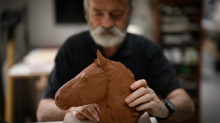 Image à la une de Michel Bassompierre, sculpteur infatigable du fragile “frère animal”