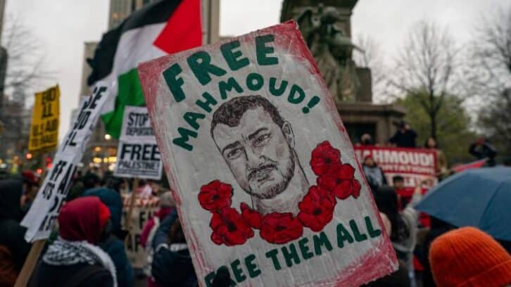 Image à la une de Un juge ordonne la libération de Mahmoud Khalil, figure propalestinienne de Columbia